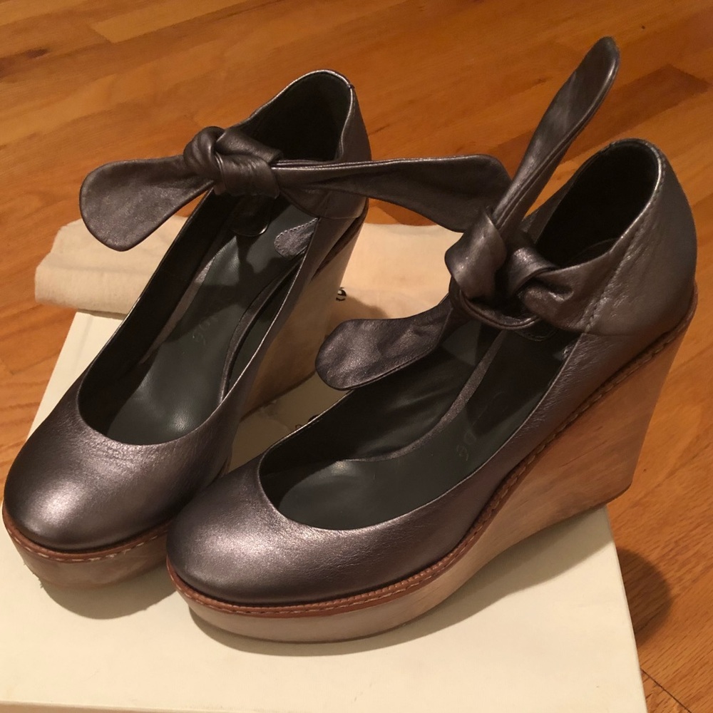Chloe anthracite leather platform wood wedge pumps